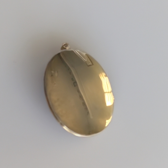 Beautiful Large Gold Locket. Vintage Oval Locket - Picture 7 of 7